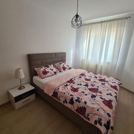 Apartmani Emily พูลา ภายนอก รูปภาพ
