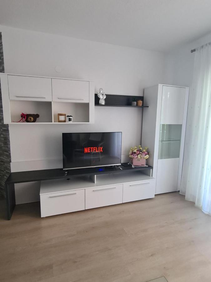 Apartmani Emily พูลา ภายนอก รูปภาพ