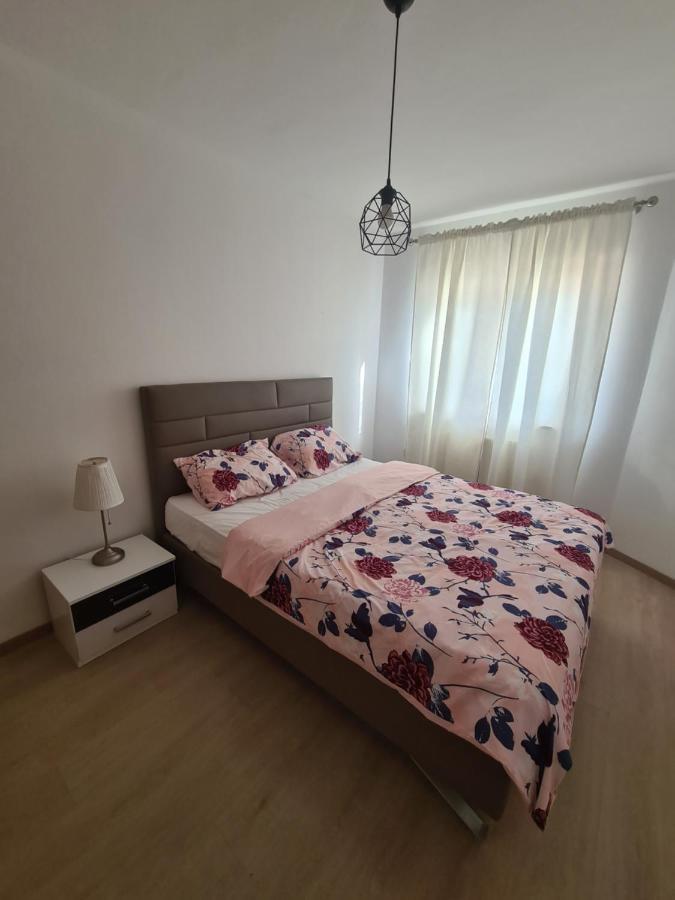 Apartmani Emily พูลา ภายนอก รูปภาพ