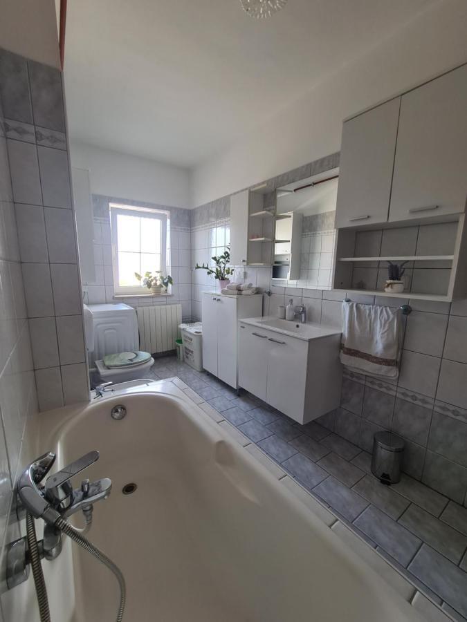 Apartmani Emily พูลา ภายนอก รูปภาพ