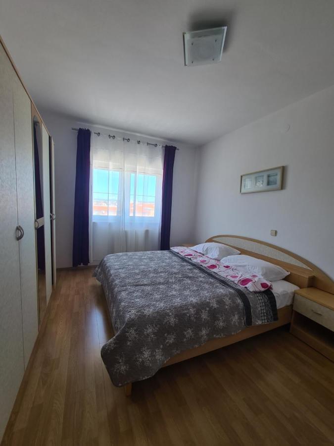 Apartmani Emily พูลา ภายนอก รูปภาพ