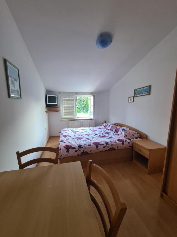 Apartmani Emily พูลา ภายนอก รูปภาพ